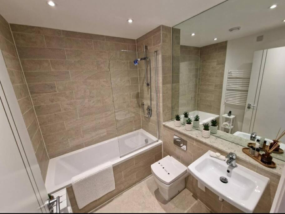 Modern Apartment, Sleeps 6, Belfast City Centre ภายนอก รูปภาพ
