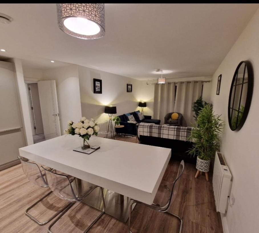 Modern Apartment, Sleeps 6, Belfast City Centre ภายนอก รูปภาพ